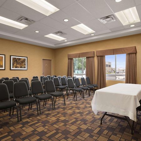 Days Inn & Suites By Wyndham Winnipeg Airport Manitoba Екстериор снимка