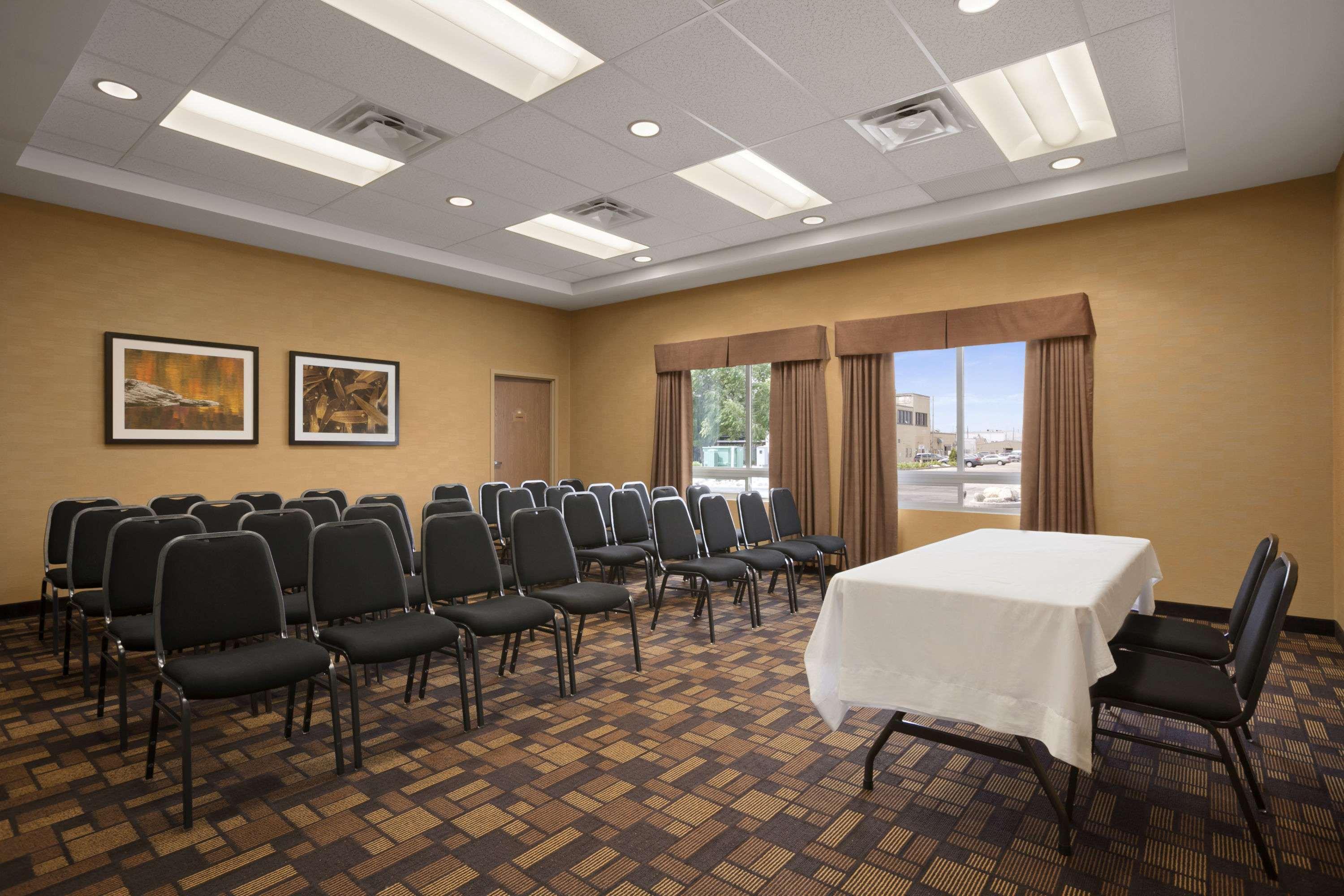 Days Inn & Suites By Wyndham Winnipeg Airport Manitoba Екстериор снимка