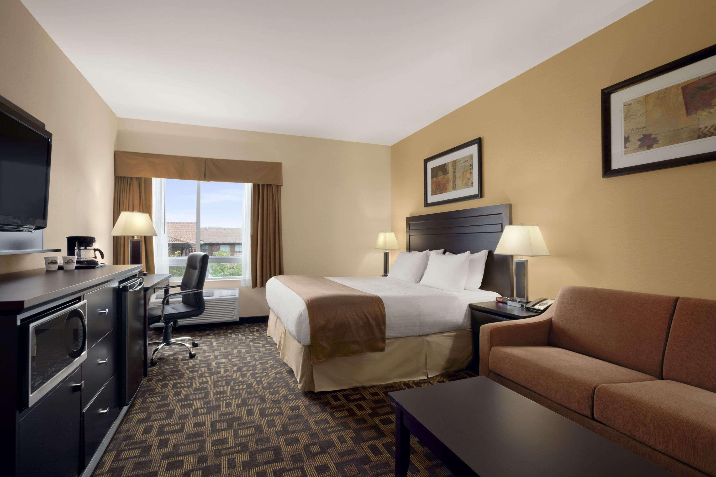 Days Inn & Suites By Wyndham Winnipeg Airport Manitoba Екстериор снимка