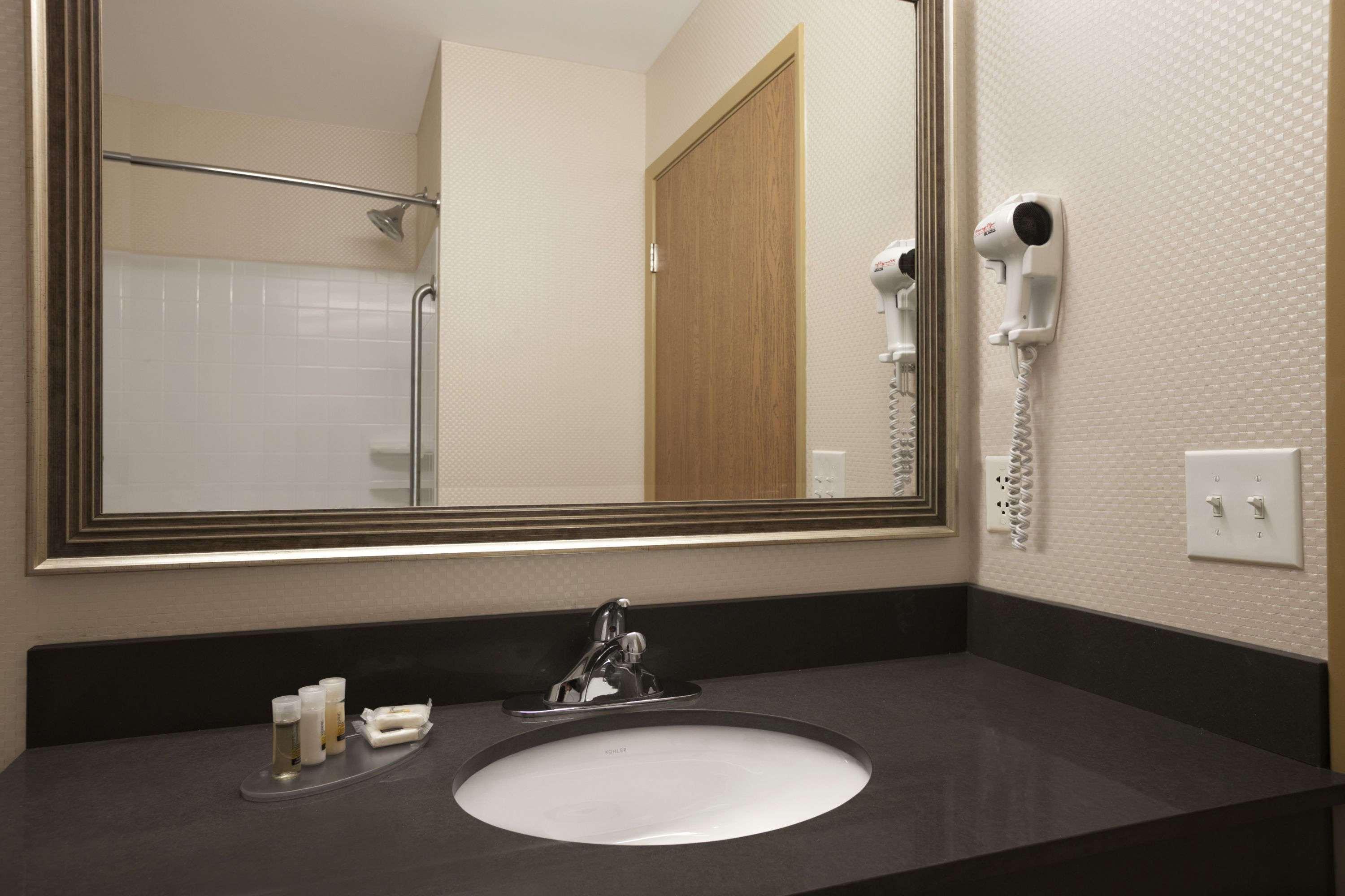 Days Inn & Suites By Wyndham Winnipeg Airport Manitoba Екстериор снимка
