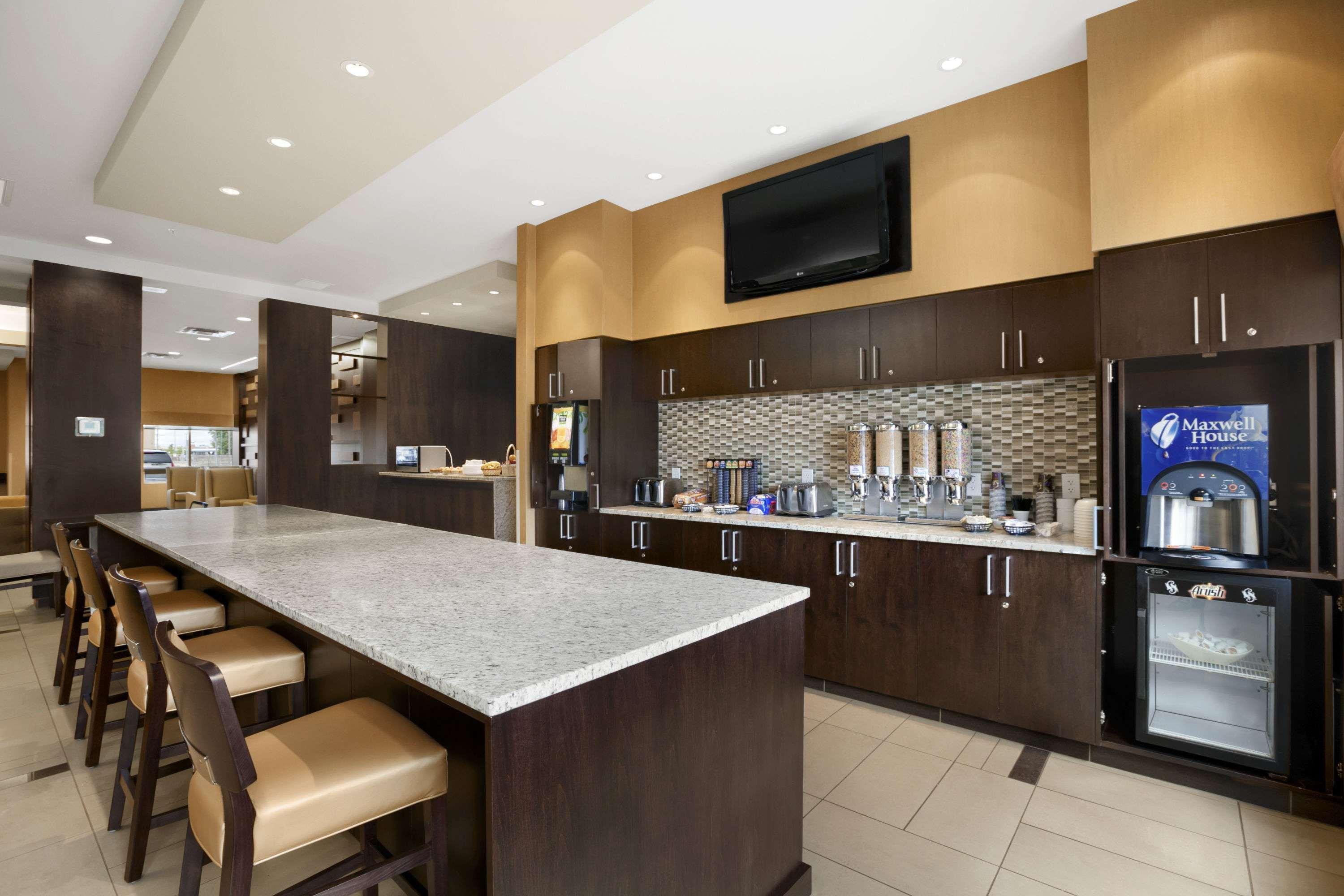 Days Inn & Suites By Wyndham Winnipeg Airport Manitoba Екстериор снимка