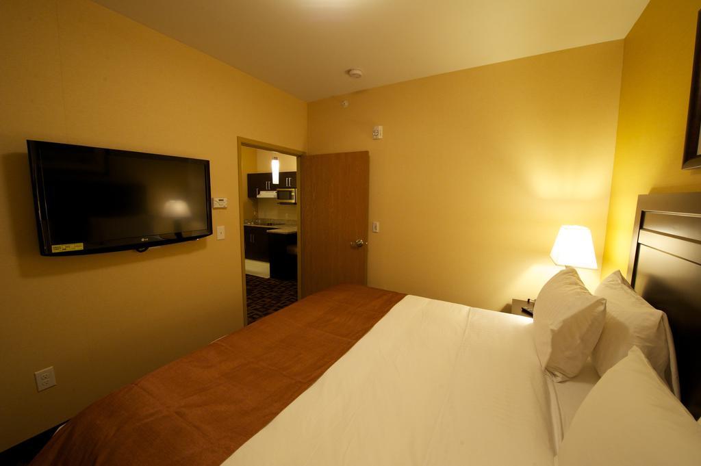 Days Inn & Suites By Wyndham Winnipeg Airport Manitoba Екстериор снимка