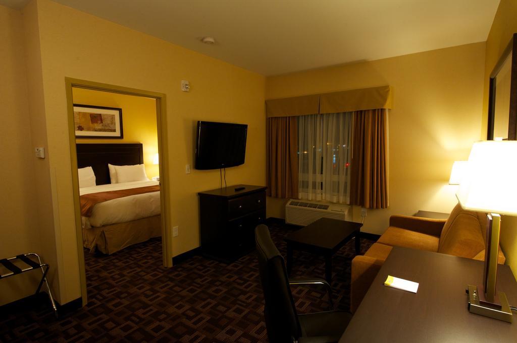 Days Inn & Suites By Wyndham Winnipeg Airport Manitoba Екстериор снимка