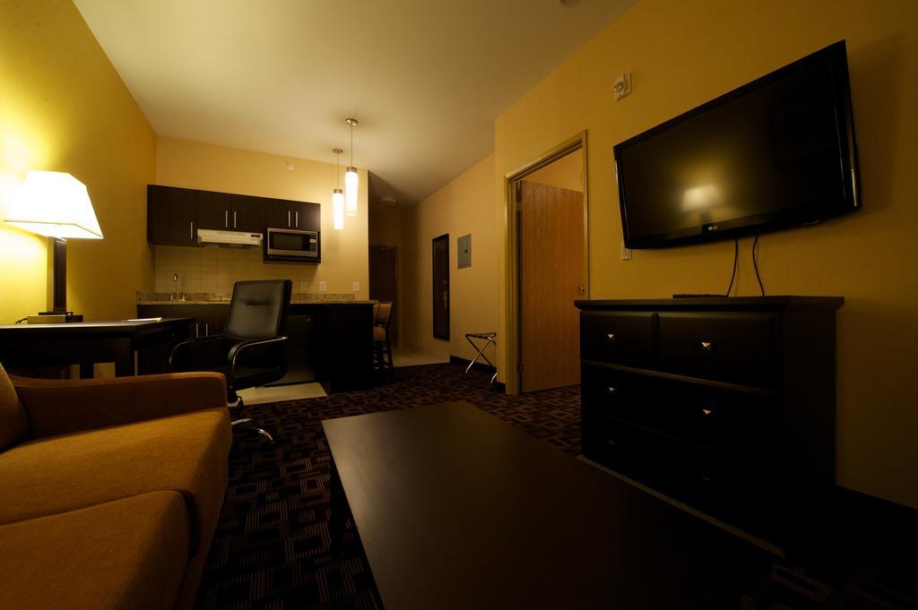 Days Inn & Suites By Wyndham Winnipeg Airport Manitoba Екстериор снимка