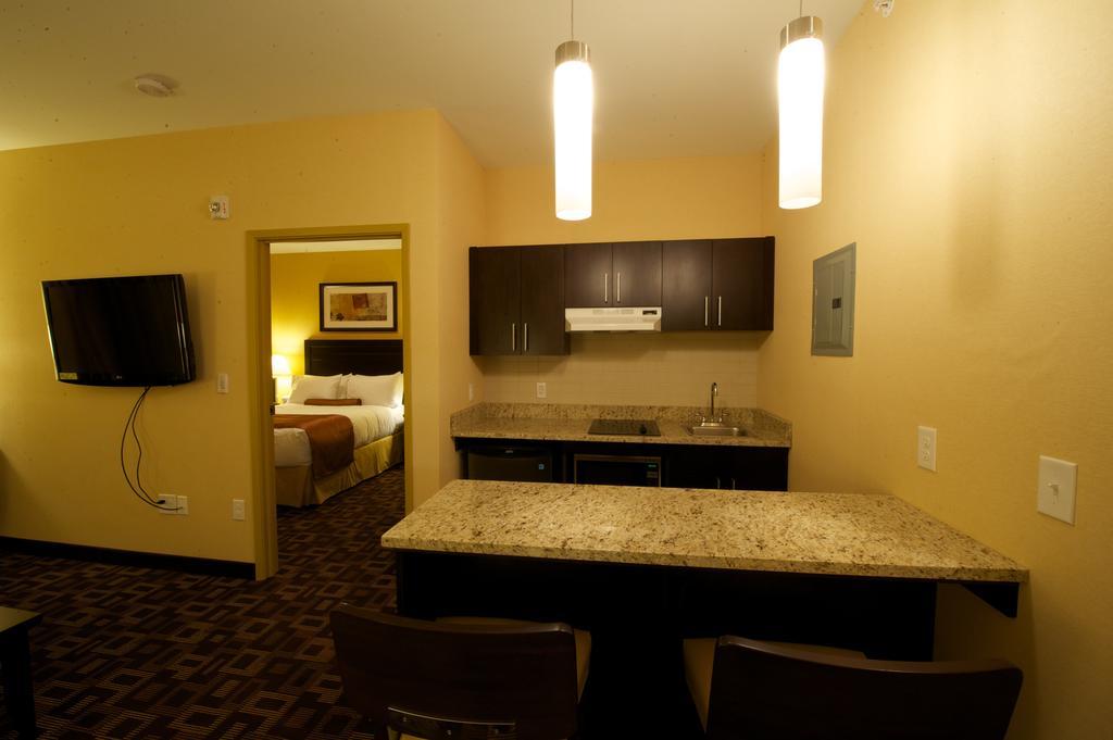 Days Inn & Suites By Wyndham Winnipeg Airport Manitoba Екстериор снимка