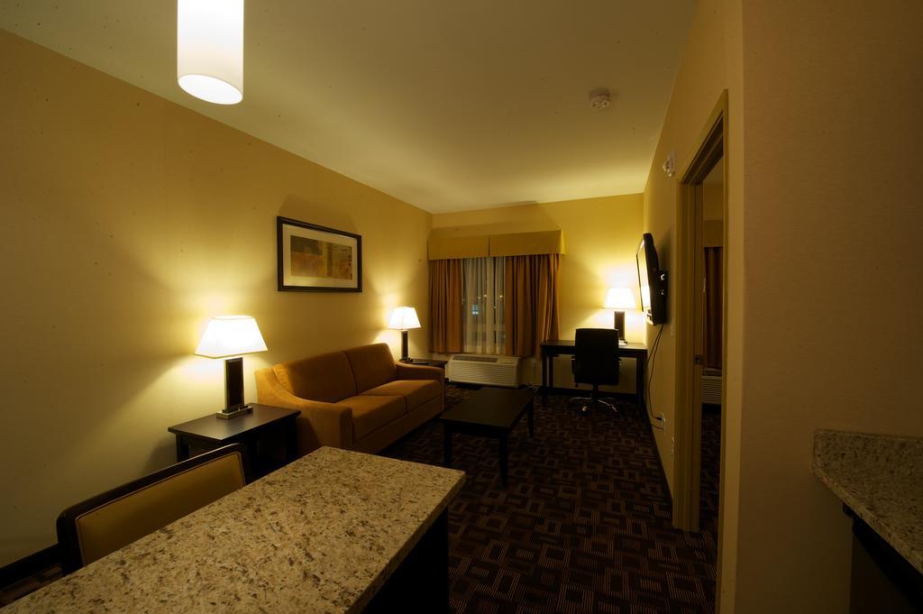 Days Inn & Suites By Wyndham Winnipeg Airport Manitoba Екстериор снимка